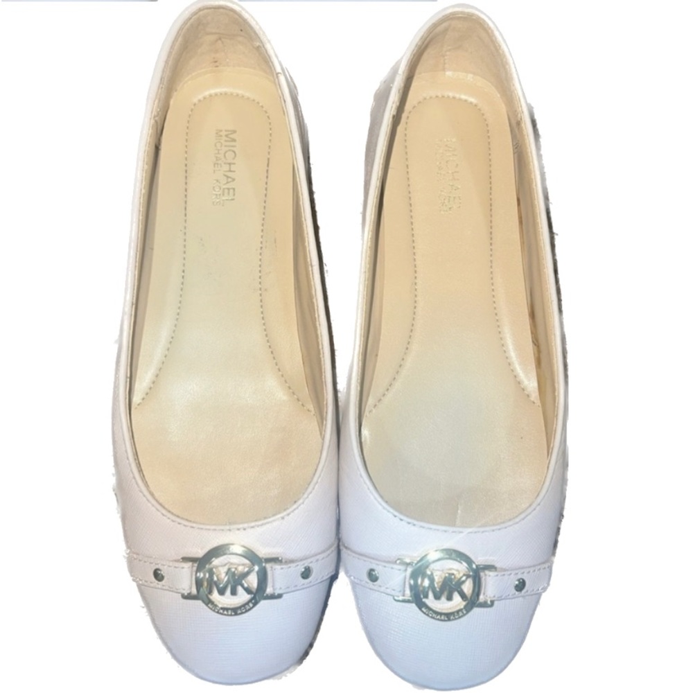 🌺⭐️🌺 Michael Kors flat shoes size 7M/37M true to size.(Used)